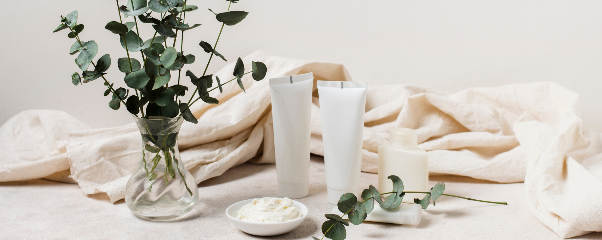 produits de beauté avec un peu de végétation