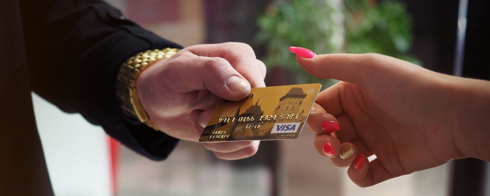 deux mains qui se passent une carte bancaire