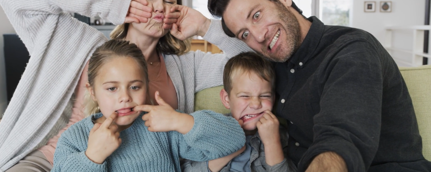 une famille avec deux enfants