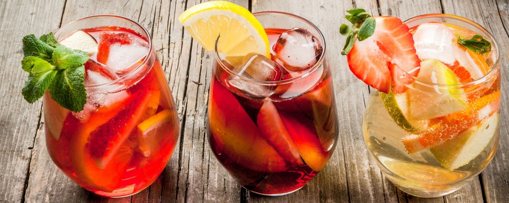 trois boissons posées sur une table