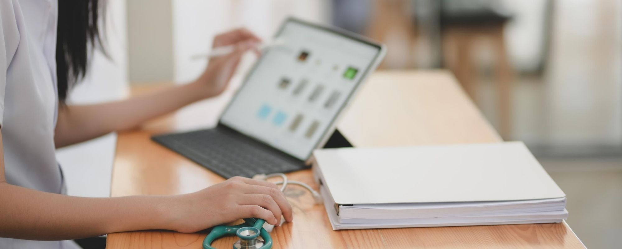 deux médecins qui tiennent une tablette