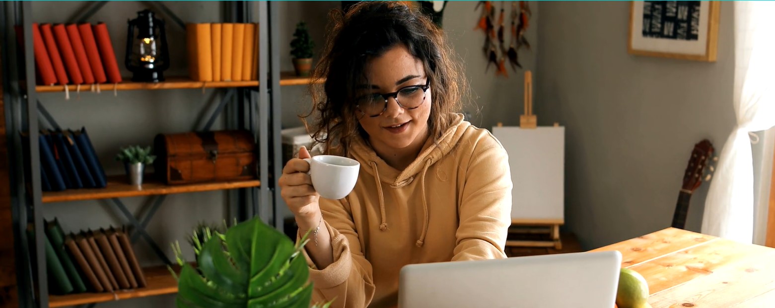 jeune femme travaille sur son ordinateur