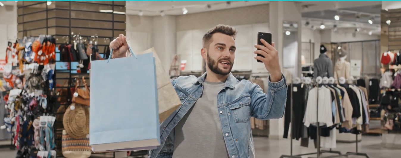 homme fait du shopping