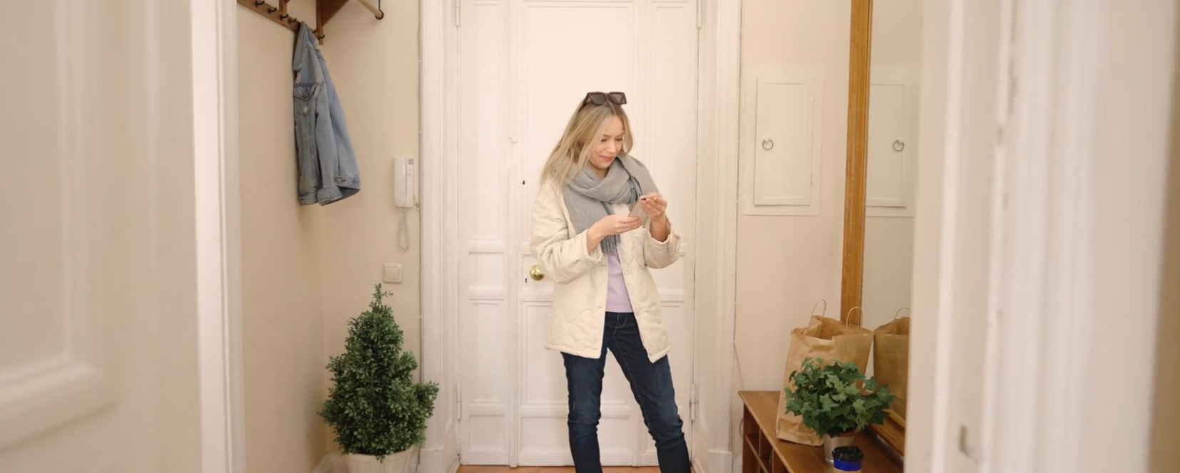femme rentre chez elle avec son téléphone