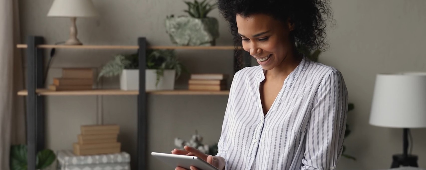 femme fait du shopping sur sa tablette