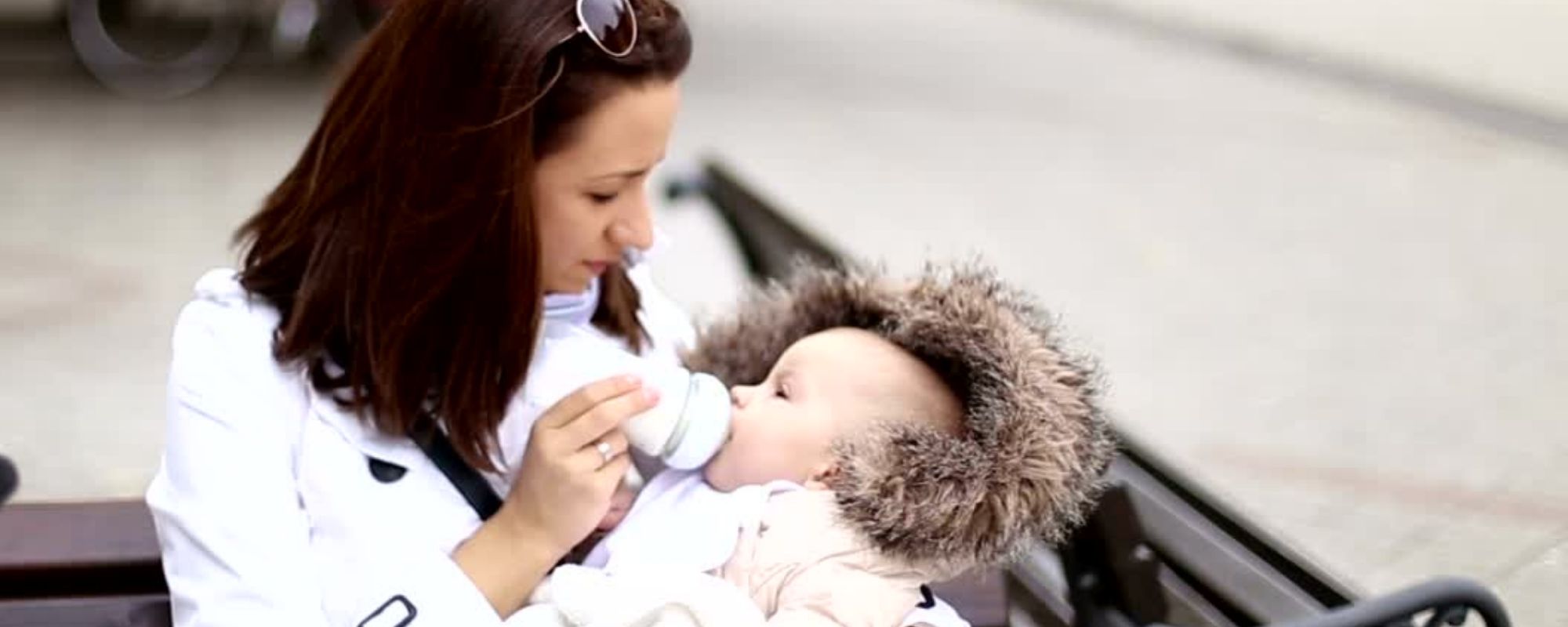 Une femme qui nourrit son enfant