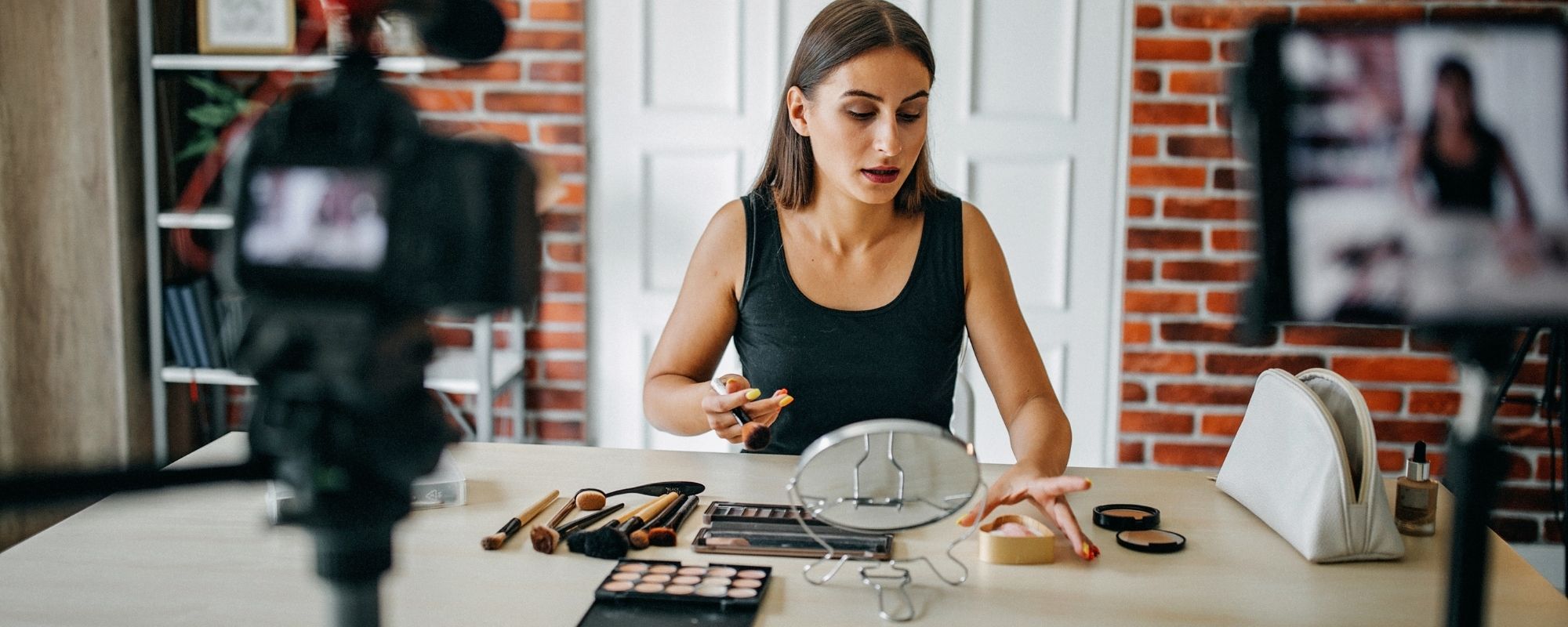 une femme se film en testant du maquillage