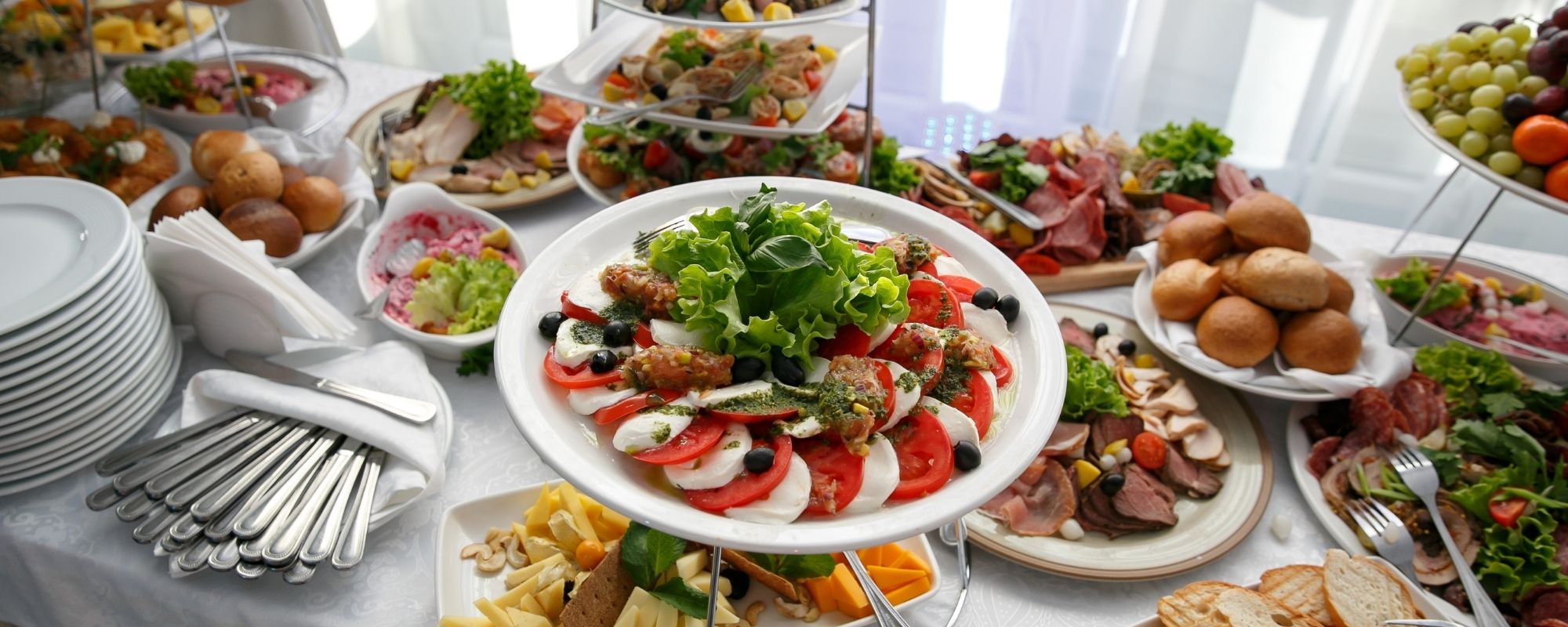 Un buffet avec plein d'aliments sur la table