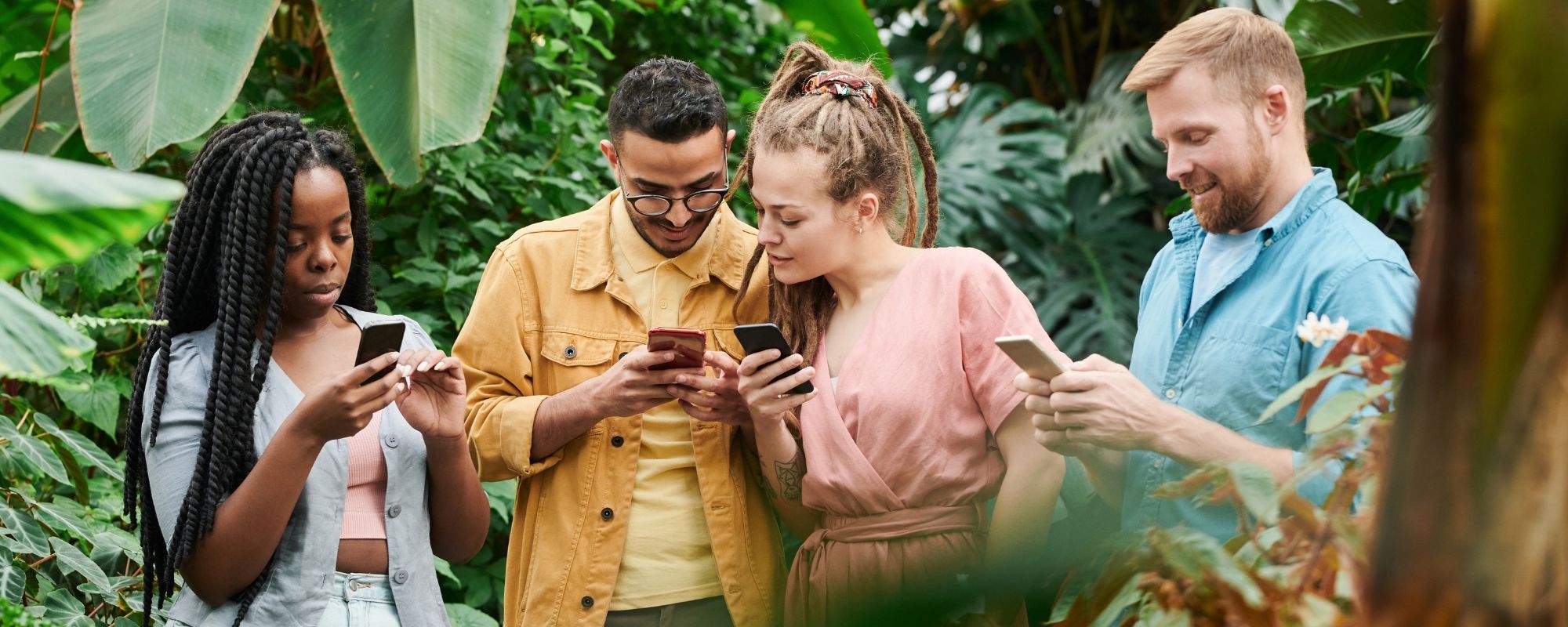 4 jeunes sur le téléphone portable