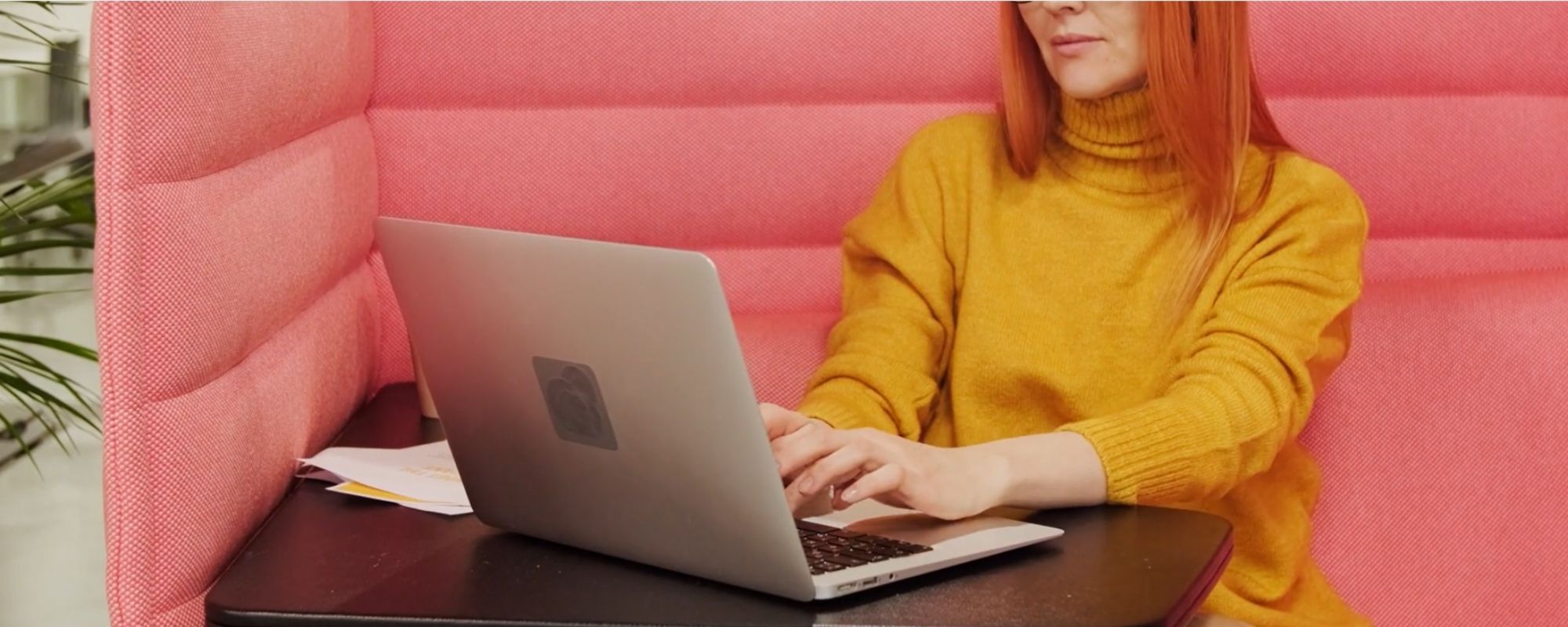 Femme recherche du travail sur son ordinateur