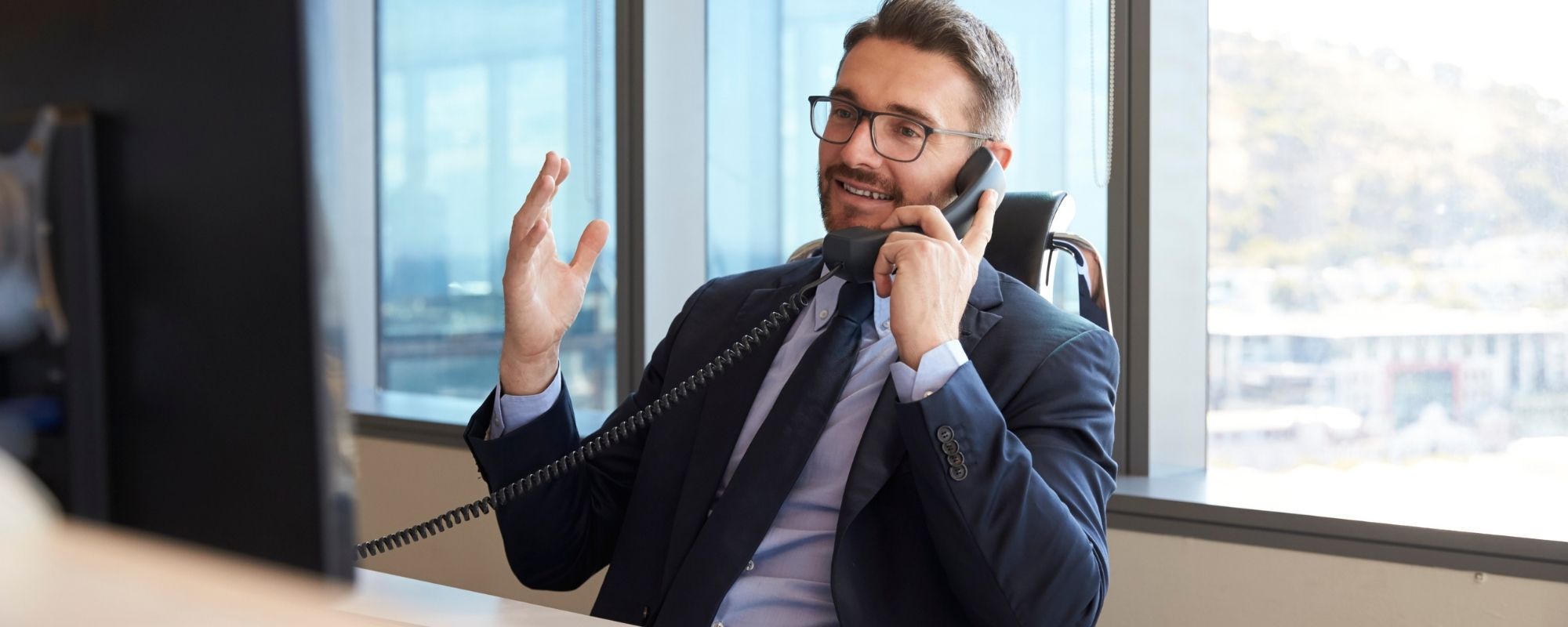 un homme au téléphone dans un bureau