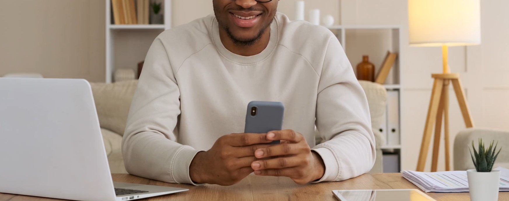 homme écrit sur son téléphone