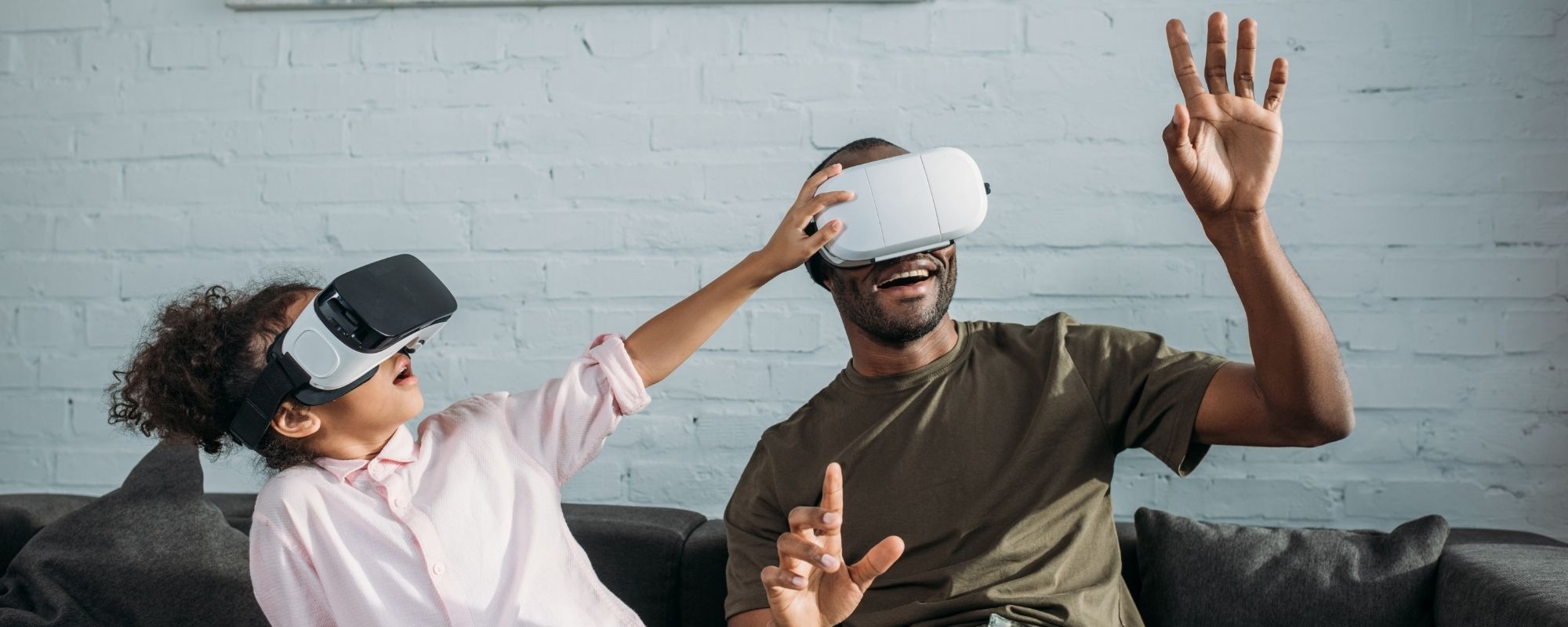 un père et sa fille avec deux casques de réalité virtuelle