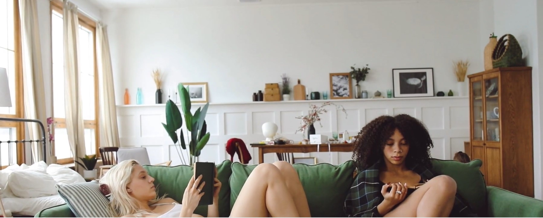 deux femmes dans un salon