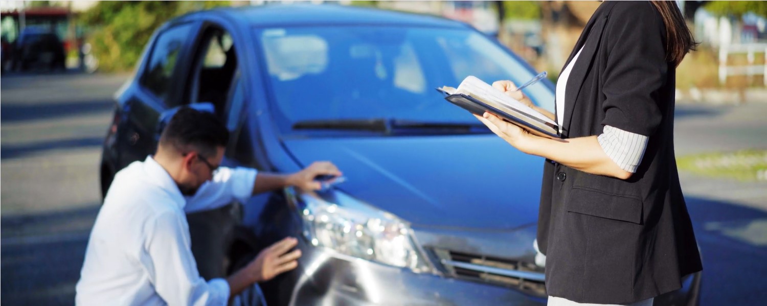 homme repart une voiture