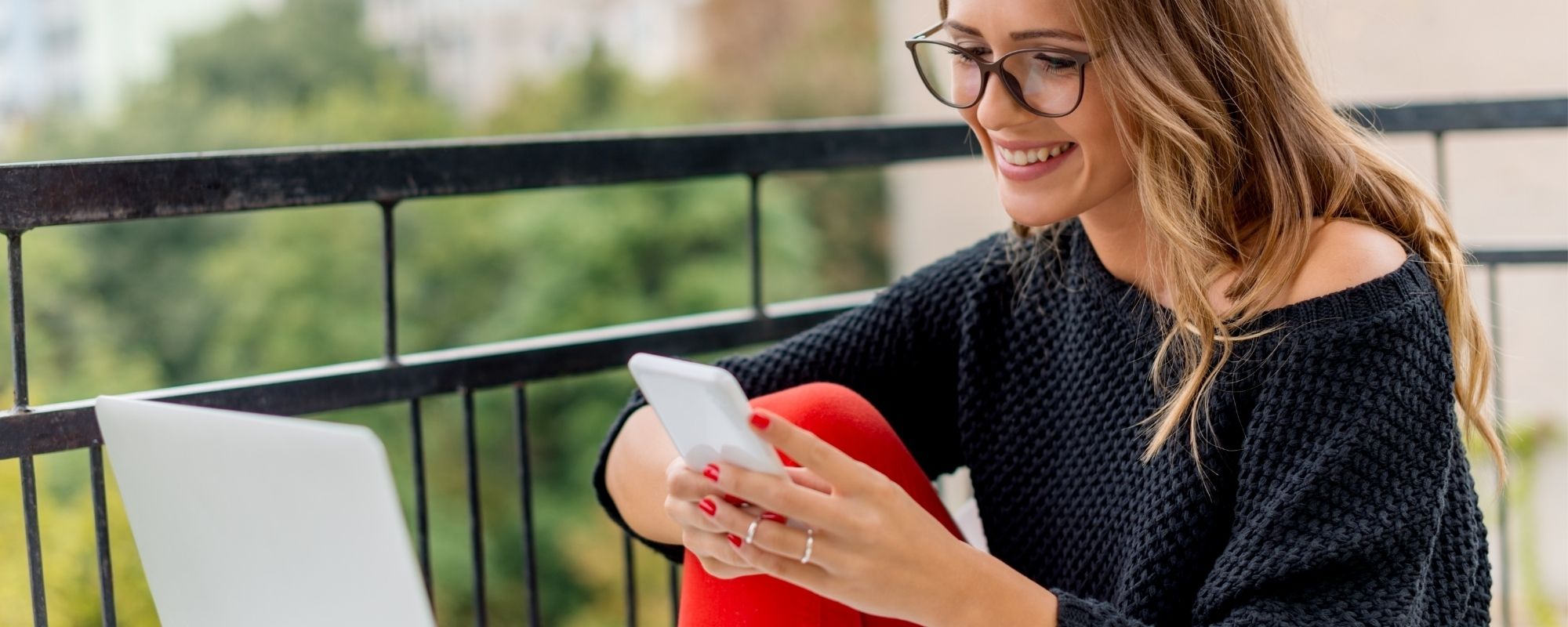 Une femme sur son portable qui sourit