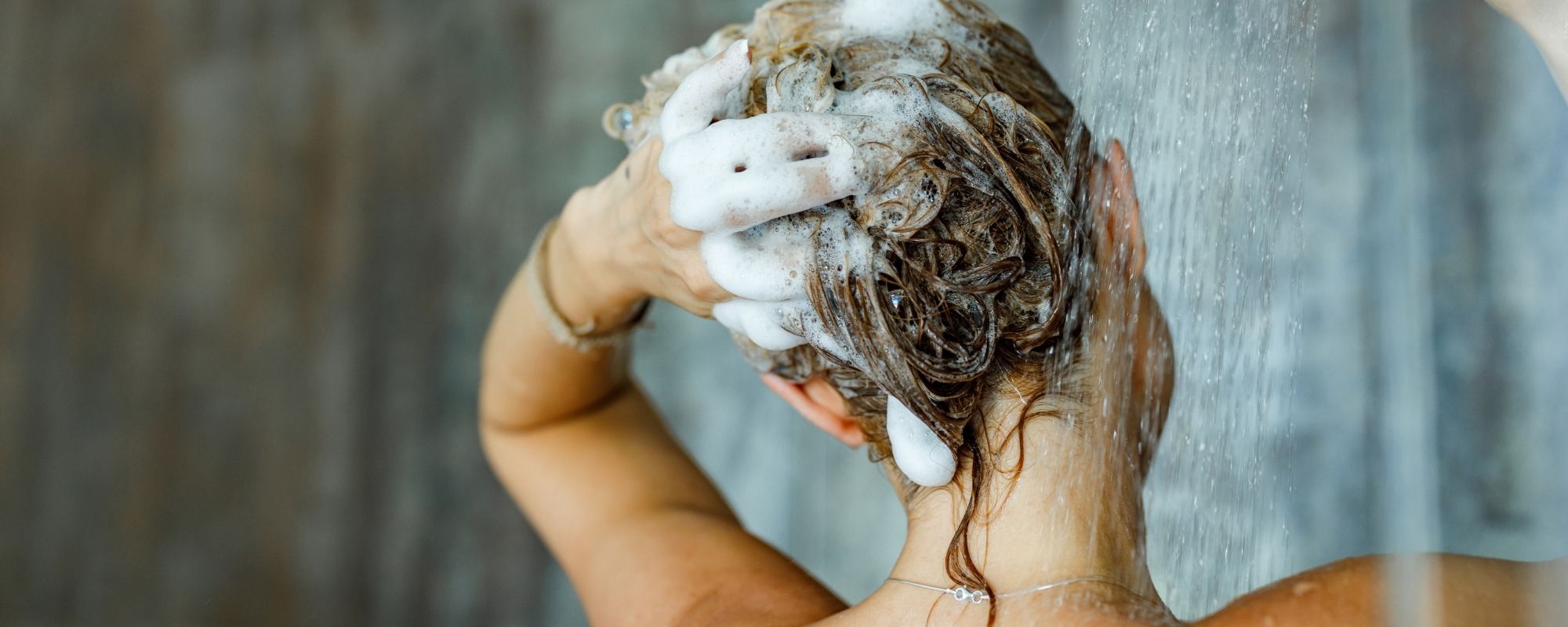 femme se brosse les cheveux