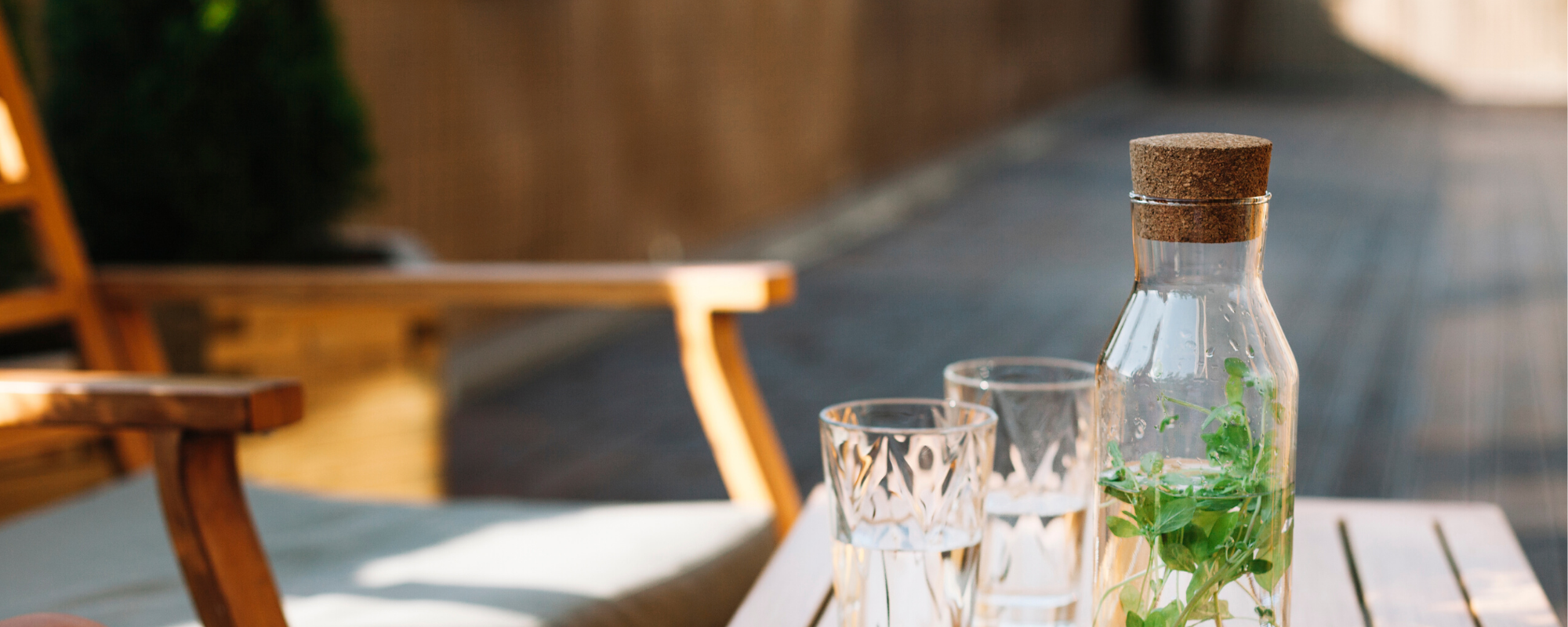 Verres d'eau en extérieur pour tester le produit